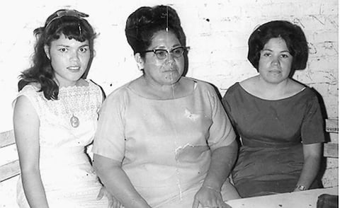 María Cruz Ortiz (f), Bertha y Chela Macías en Francisco I. Madero en 1963.
