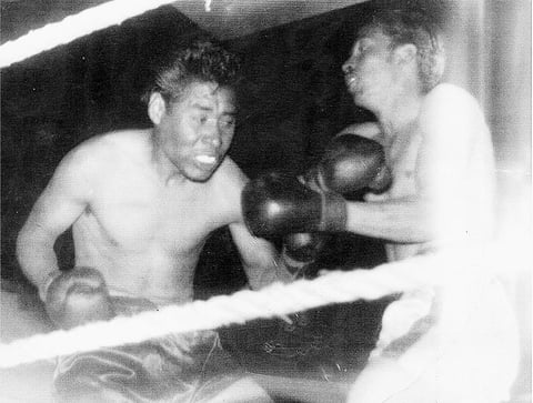Rubén ‘Coneja’ Ruiz (f) y ‘Memín’ Saucedo pelearon el 18 de febrero de 1964 en Arena Azteca.