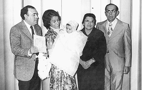 Sr. Federico Cardona (f) y Sra. Pascuala Rocha (f), Isaura Aguilar (f) y Alejandro Cardona (f), con su nieta Ana Elisa.