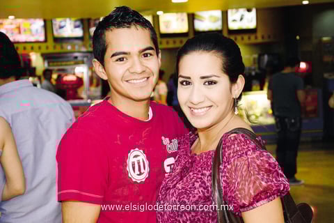 EN EL CINE.  David y Karla.
