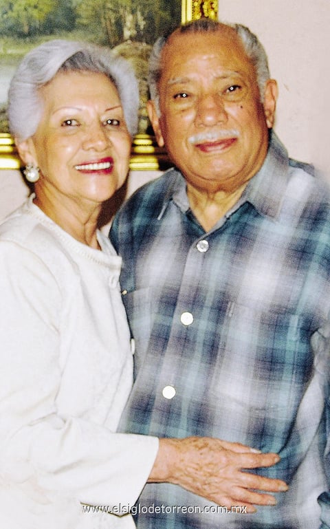 CUMPLEAñOS.  Sra Lulú de Santibáñez cumplió 75 años. La acompaña su esposo, Sr. Carlos Santibáñez López.
