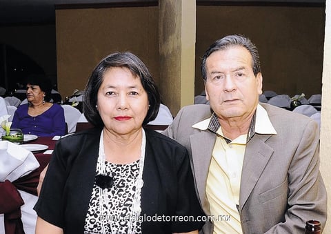 EN RECIENTE FESTEJO.  Bertha y Francisco.