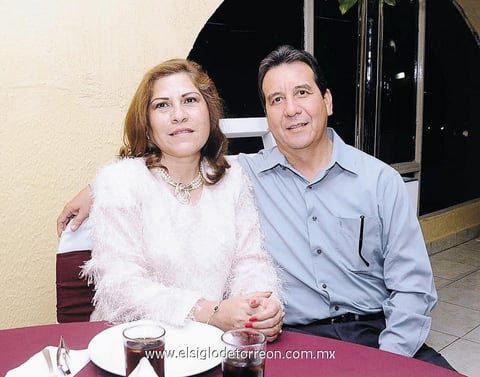 EN PAREJA.  Lourdes y Jesús.
