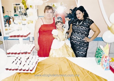 DE FIESTA.  Jenny Victoria celebró su cumpleaños número tres, por lo que su mamá, Guillermina Huerta Estrada, y su madrina, Flor Mireya Urbina Rodríguez, ofrecieron en su honor una divertida fiesta.