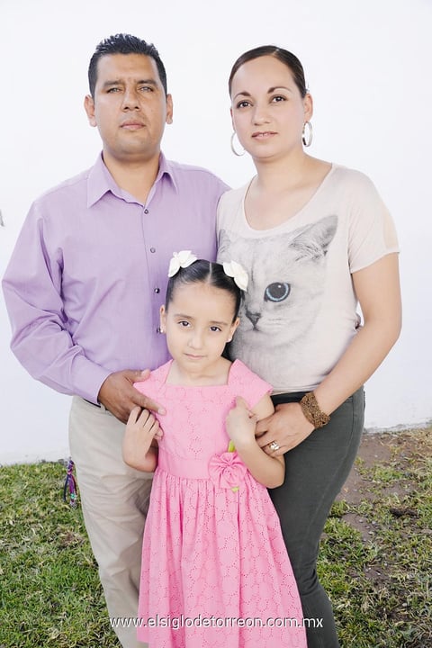 PRESENTES EN BAUTIZO.  Julio César, Mariana y Lizeth.