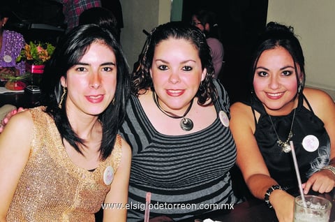 PRESENTES EN DESPEDIDA DE SOLTERA.  Luz, Nilda y Tony.