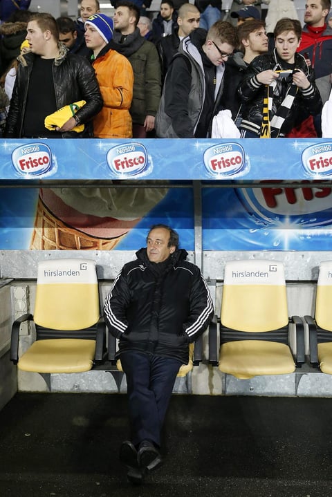 Michel Platini estuvo en el evento, viendo el partido desde el banquillo.