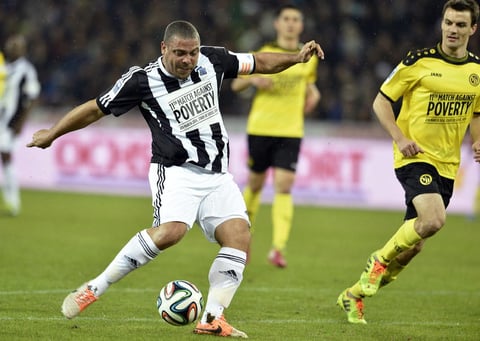 Ronaldo probando su disparo.