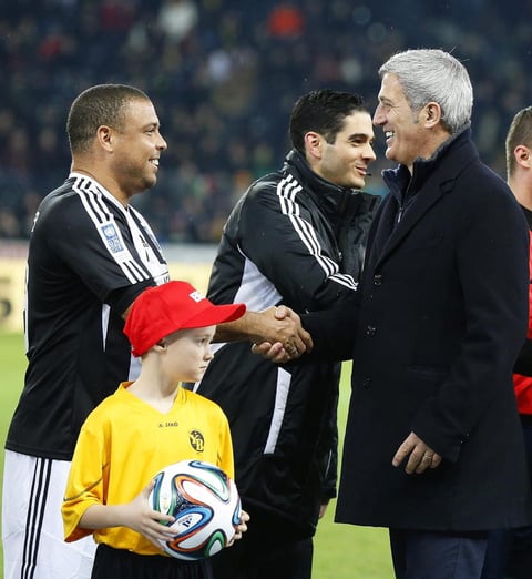 El entrenador de suiza Vladimir Petkovic saluda al 'Fenómeno'