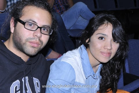 EN AMENA CHARLA.  Carlos y Katy.