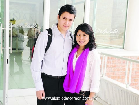 UNIVERSITARIOS.  Omar y Monse.