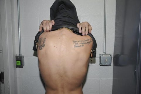 Las fotografías se suman a una gran cantidad de material que ya difundió la Policía de Miami, como un video en el que el intérprete aparece tambaleándose mientras realiza una prueba de sobriedad.