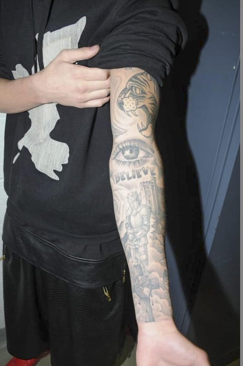 En las fotografías de los tatuajes se puede observar el rostro de Cristo, la corona de rey, una clave de sol, una flor, un pájaro, un tigre, el escudo de su equipo de hockey, un salmo y la palabra "Belive".