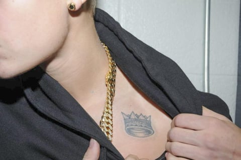 Bieber mostró cada uno de sus tatuajes y fueron documentados.