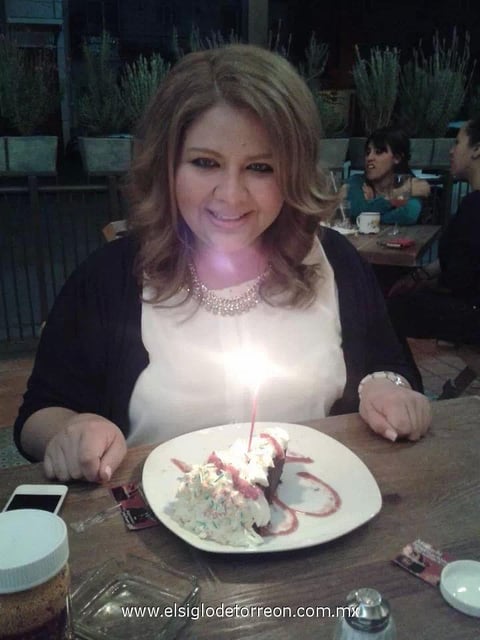 DE FIESTA.  Adriana Cruz celebró su cumpleaños recientemente.