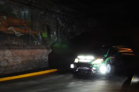 La arrancada es considerada la mejor de todo el calendario del WRC, con luces, música y juegos pirotécnicos, en un escenario histórico para el país.