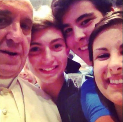 Hasta el mismo Papa Franciso forma parte ya de una "selfie" ya que unos jóvenes aprovecharon para retratarse junto a él en el Vaticano.