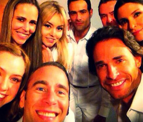 Los actores de la telenovela, Lo Que La Vida Me Robó realizaron también su "selfie" durante las grabaciones.