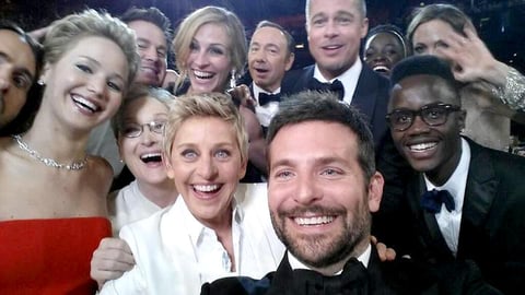 Después de la sensación que causó la famosa 'selfie' de Ellen DeGeneres en los Premios Oscar, distintos famosos y hasta políticos se han contagiado con esta moda y han realizado su propia versión.