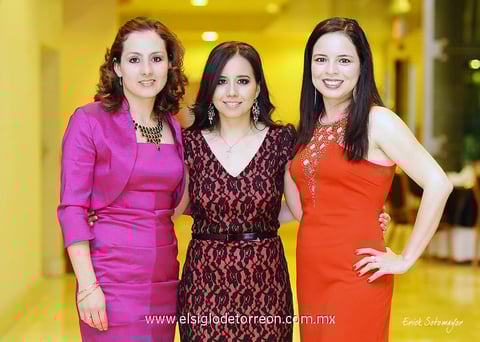La novia luce acompañada de su cuñada, Dafne Castañeda Argüello, y su hermana, Silvia Ontiveros Guerrero.