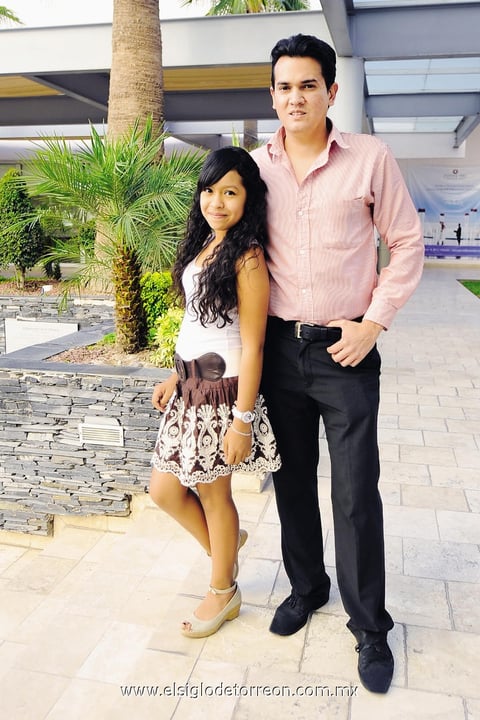 Vania Aranzazú Medellín Reyes acompañada de su profesor, Armando Fuentes, el día de su bonita participación de canto de la Academia Gonher, efectuada el 28 de febrero de 2014. La participante es hija del Sr. Francisco Medellín Hernández y Sra. Margarita Reyes Zavala.