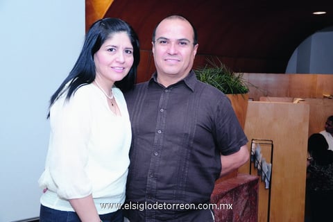 DISFRUTAN CONCIERTO.  Cocoy y Luis.