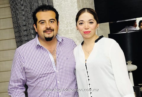 EN PAREJA.  Javier y Ariana.