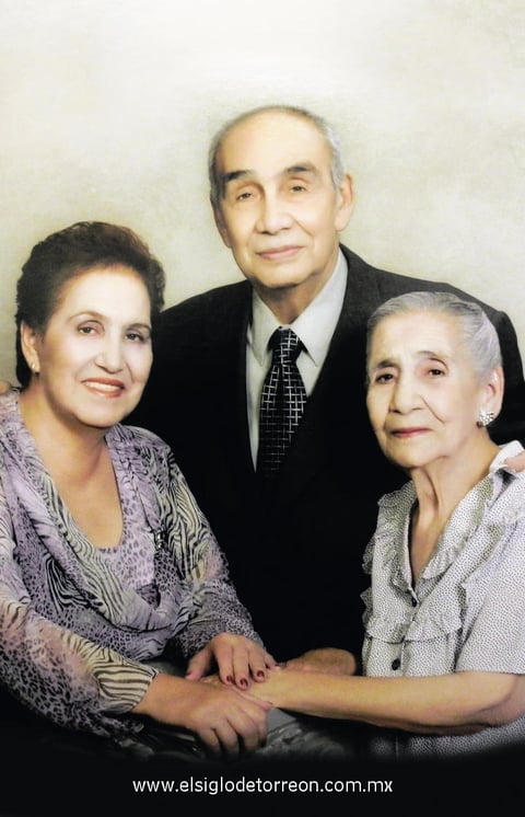 Doña Jovita Franco Vda. de Pérez celebrando sus cien años de vida acompañada de sus hijos, Jorge Pérez Franco y María Margarita Pérez Franco de Sánchez.