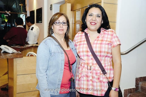 EN EL TEATRO.  Viridiana y Olga.