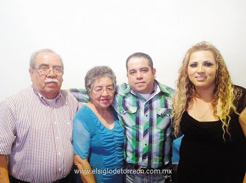 El festejado acompañado de su papá, Sr. Vidal Raymundo Gámez Cabrera; su mamá, Sra. Esperanza Arellano de Gámez, y su esposa, Diana Veloz.