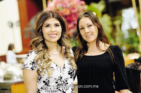 MUY CONTENTAS.  Ana Lucía y Janeth.