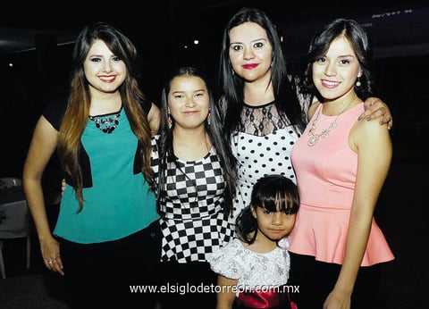 EN UN CUMPLEAñOS.  Lily, Nicole, Lupita, Luisa y Xenia.