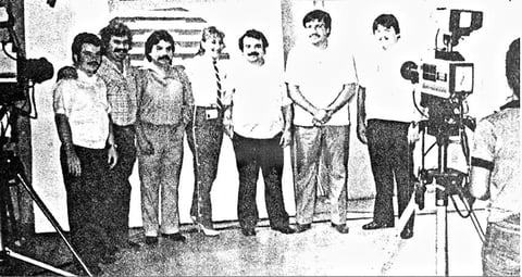 El locutor Antonio Lozoya Pérez presentando en vivo al grupo “Los plebeyos” de Monterrey en XELN Canal Cuatro La tele de aquí.
