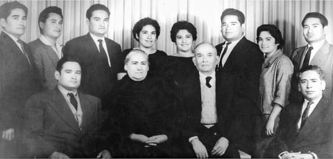 La conocida y estimada familia lagunera Ramírez Mijares en 1959: Manuel (f), Roberto, Armando (f), Martina (f), Faustina (f), Óscar (f), Violeta (f), Nicolás (f), Enrique (f), Doña Juanita (f), Don Nicolás (f) y José (f)