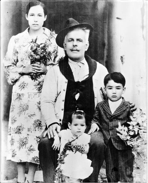 Sr. Elías Pérez y Sra. Jovita Franco de Pérez con sus hijos Jorge Pérez .Franco y María Margarita Pérez de Sánchez, hace varias décadas.