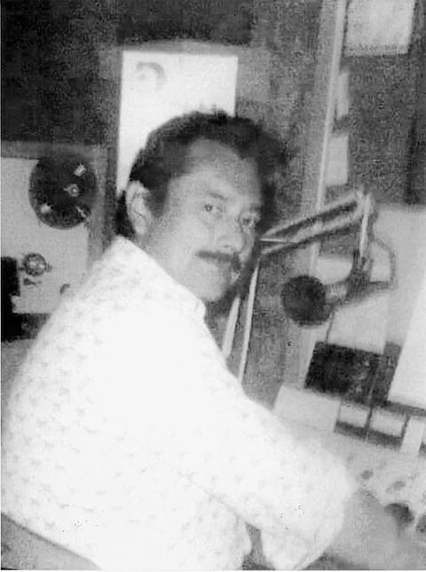 Locutor lagunero Homero Contreras Reyna (f) en la cabina de XERS La Divertida, en 1970.
