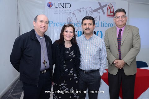 José Guadalupe Torres, Obispo de Gómez Palacio, María Teresa Padilla, Rodolfo Martínez y José Serrano.