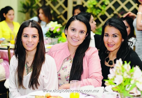 EN UNA DESPEDIDA DE SOLTERA.  Andrea, Victoria y Zaira.