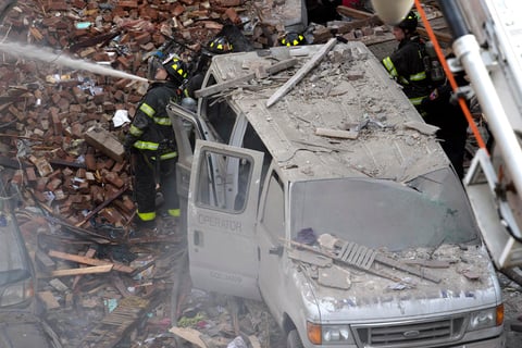 Fuentes han señalado que podría haberse tratado de una explosión de gas en un centro de belleza ubicado en ese edificio, por lo que autoridades han ordenado cortar el suministro.