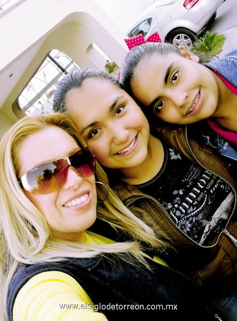 DISFRUTAN PASEO.  Lucy, Sofía y Fernanda.