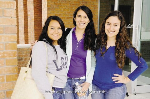 ESTUDIANTES.  Stephanie, Karla e Isabella.