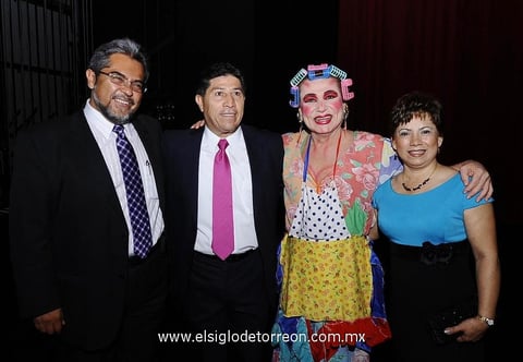 Ricardo, Javier y Katy con el actor Carlos Niebla.