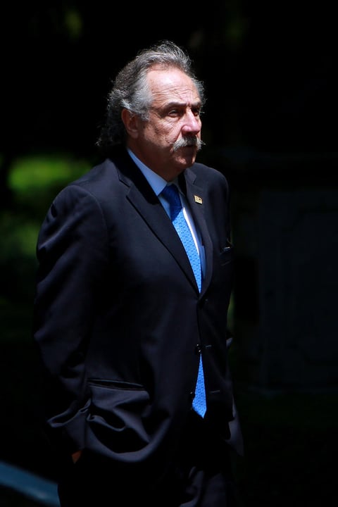 Decio de María durante la visita del Club León a Los Pinos.