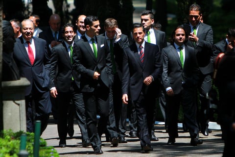 Carlos Slim, Rafael Marquéz, Enrique Pena Nieto y Jesus Martínez; en los jardines de la residencia oficial de Los Pinos.