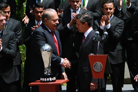 Carlos Slim y Peña Nieto, frente al trofeo de campeon del Torneo Apertura 2013.