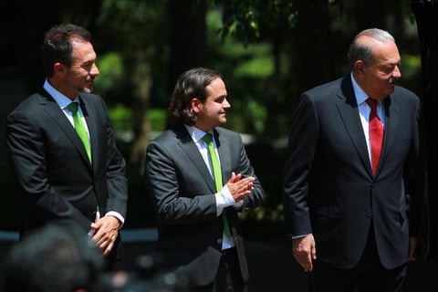 Jesús Martínez, presidente del Club León, el empresario Carlos Slim co-propietario del equipo de futbol, Arturo Elías Ayub, director General de la Fundación Telmex y los miembros de la escuadra.