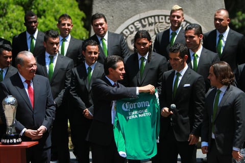 Finalizado el acto el presidente recibió de las manos del capitán 'Rafa' Márquéz una playera con su nombre.