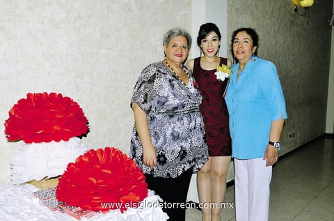 DESPEDIDA DE SOLTERA.  Elizabeth González Navarro y Rosa Oralia Rangel con Tania Uribe.