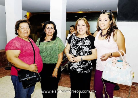 EN EL TEATRO.   Rosa Carmina, Lucía, Graciela y Karla.
