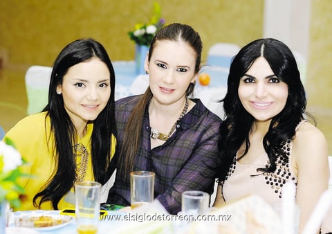 ENTRE AMIGAS.  Karla, Cristy y Mariana.